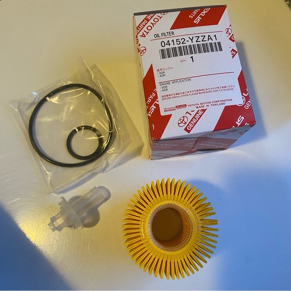 Genuine OEM Toyota Engine Oil Filter 04152-YZZA1 - Picture 3 of 9